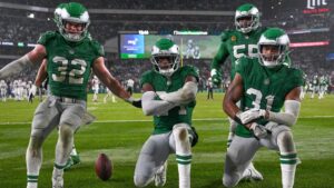 philadelphia-eagles-kelly-green-throwback-uniforms-1-1000x563.jpg
