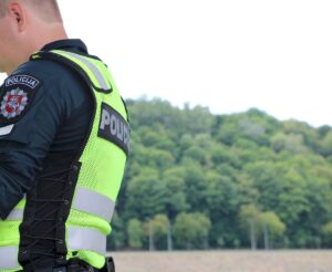 Policija įspėja į miškus gėrybių ieškoti besileidžiančius – pasiruošus nepaklysite