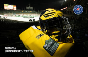 Mičigano valstija išeina į kairįjį lauką, kad gautų beisbolo įkvėptų