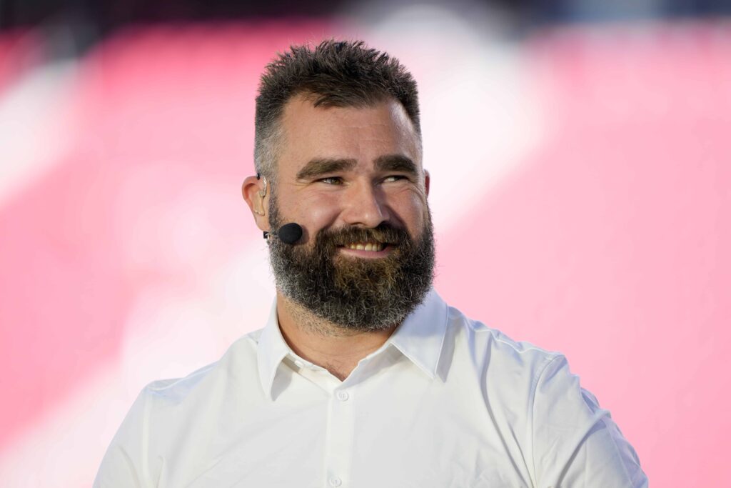 Jasonas Kelce'as vilkėjo įdomią aprangą „Super Bowl“