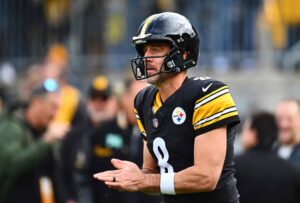 Aaron Rodgers Reportedly Dealing With Injury In Sunday's Start