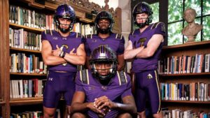 „Northwestern Wildcats“ pristatė naujas „Purple Gothics“ alternatyvias futbolo uniformas